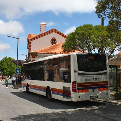 在辛特拉火车站候车的旅游巴士
