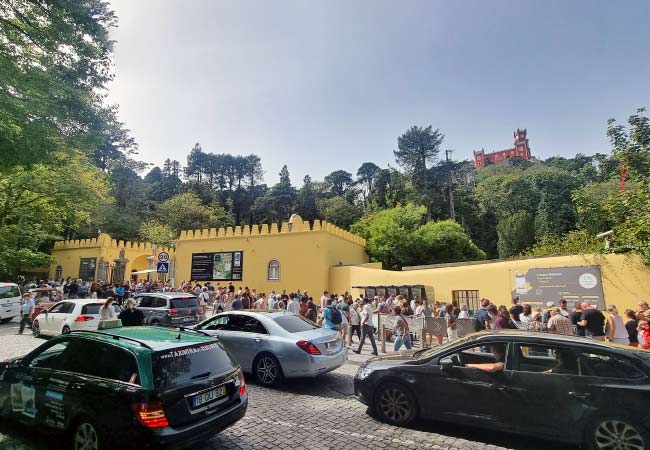 Code, traffico e caos all’ingresso del Palacio da Pena 