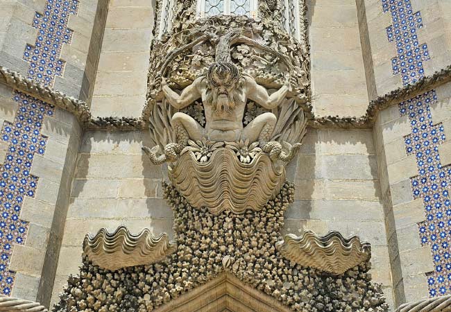 Statua Trytona strzeże wejścia do pałacu.