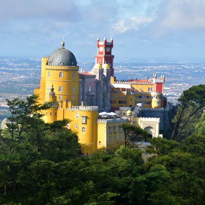 色彩缤纷的宫殿建在一块露出地面的岩石上