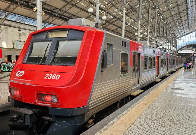 O trem para Sintra esperando na estação do Rossio