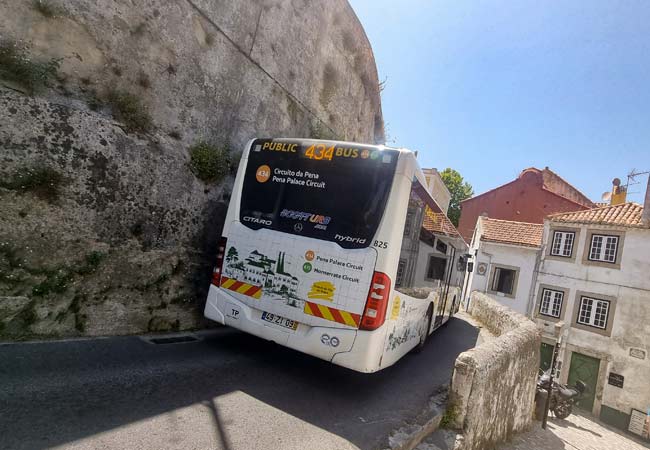 434 Bus en calles concurridas de Sintra