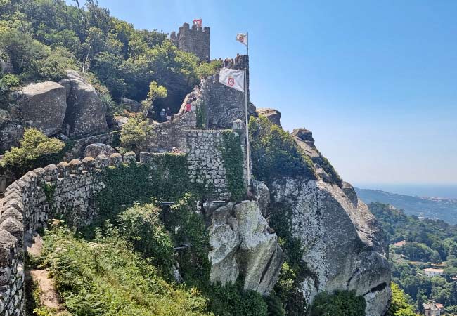 La ripida salita alla Torre Real Castello dei Mori