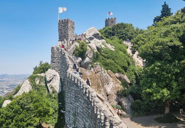 Gli stretti sentieri e i molti gradini lungo i bastioni