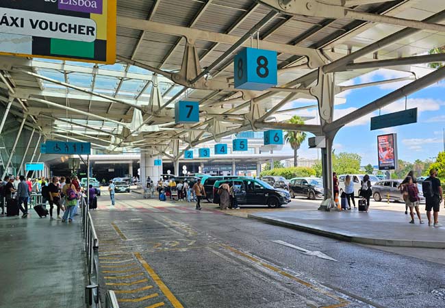 À l’aéroport, les stations de taxis 