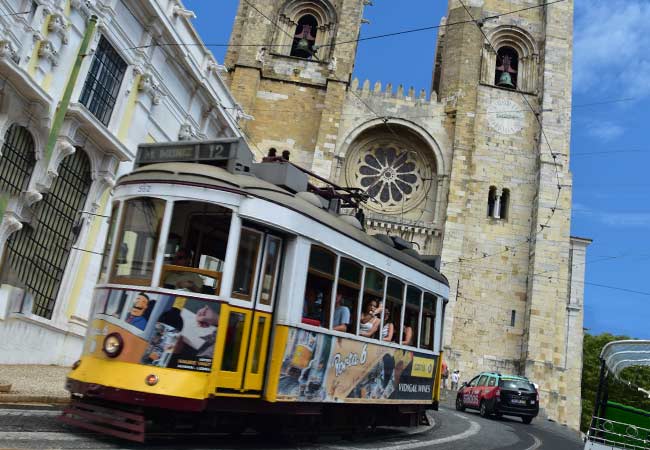 Eine traditionelle Straßenbahn in Lissabon 