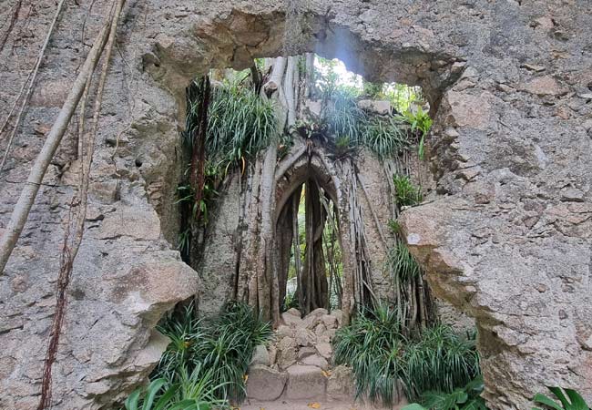 Ruínas da Capela de Monserrate Palacio de Monserrate