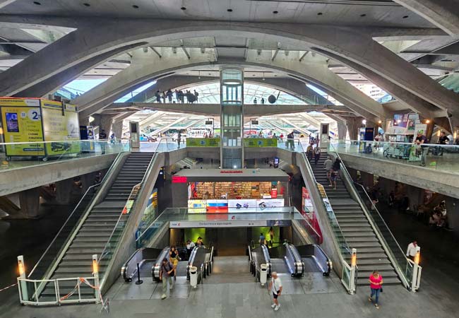 La hall principale della stazione di Oriente