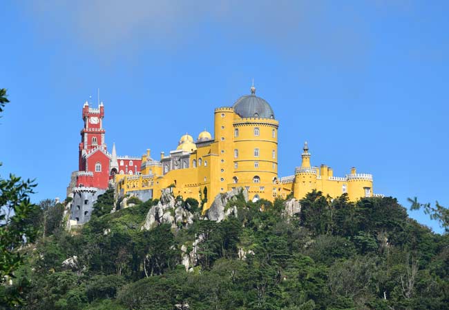Palacio da Pena élevé des collines de la Serra da Sintra.