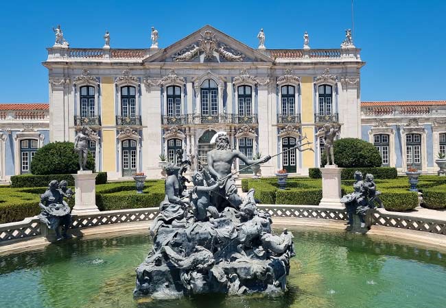 Atrakcją Palácio de Queluz są ogrody i fasada  