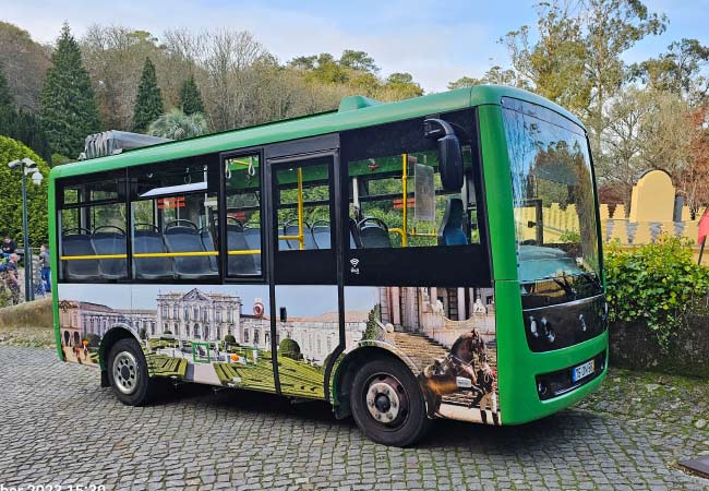 autobús les lleve desde la entrada Palacio da Pena