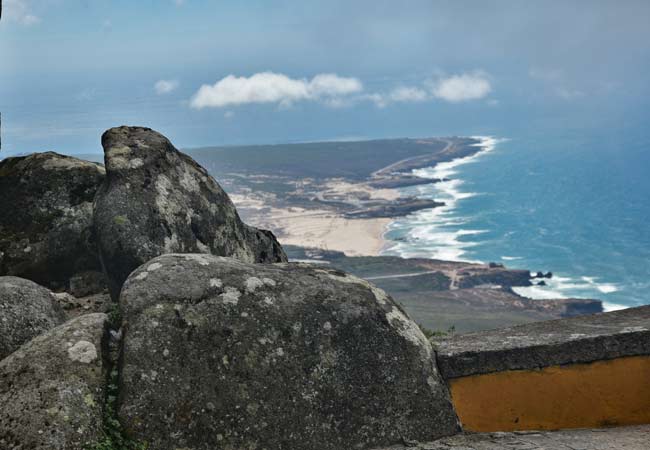 Widok na wybrzeże Sintry z Peninha