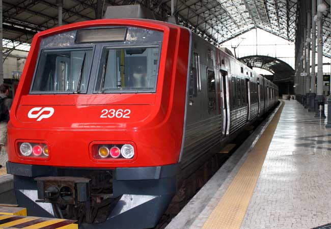 O trem para Sintra esperando na estação do Rossio 