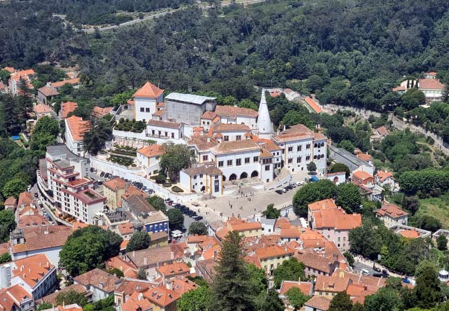 Widok na Sintrę z murów obronnych Castelo dos Mouros