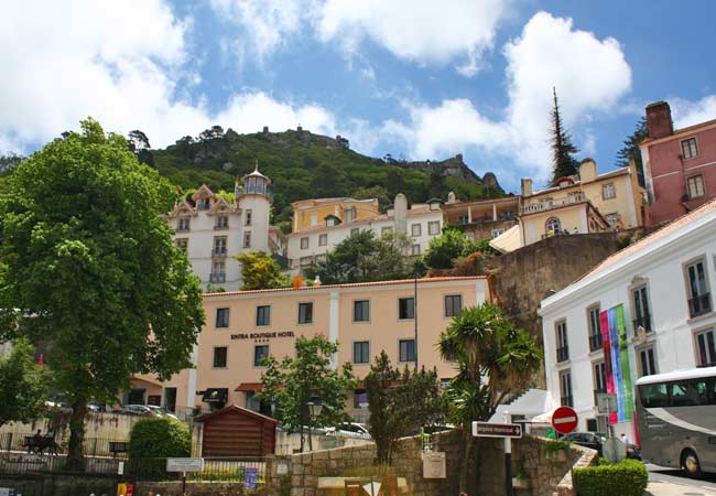 Hay un largo paseo desde el centro de Sintra hasta el Castelo dos Mouros